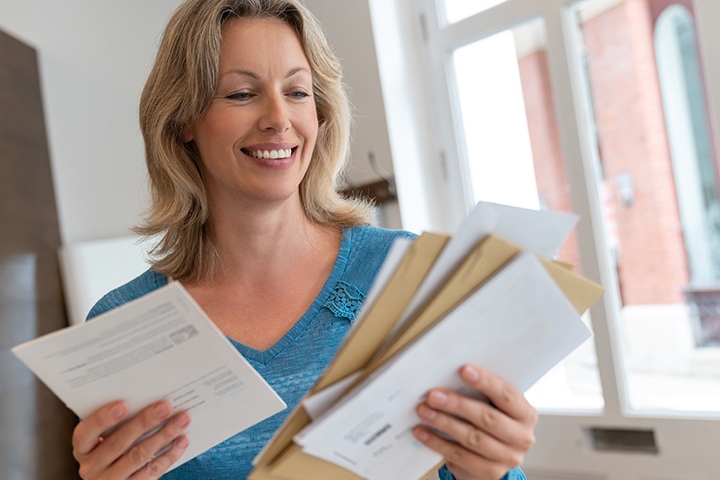 woman-opening-mail