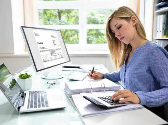 une femme utilisant une calculatrice